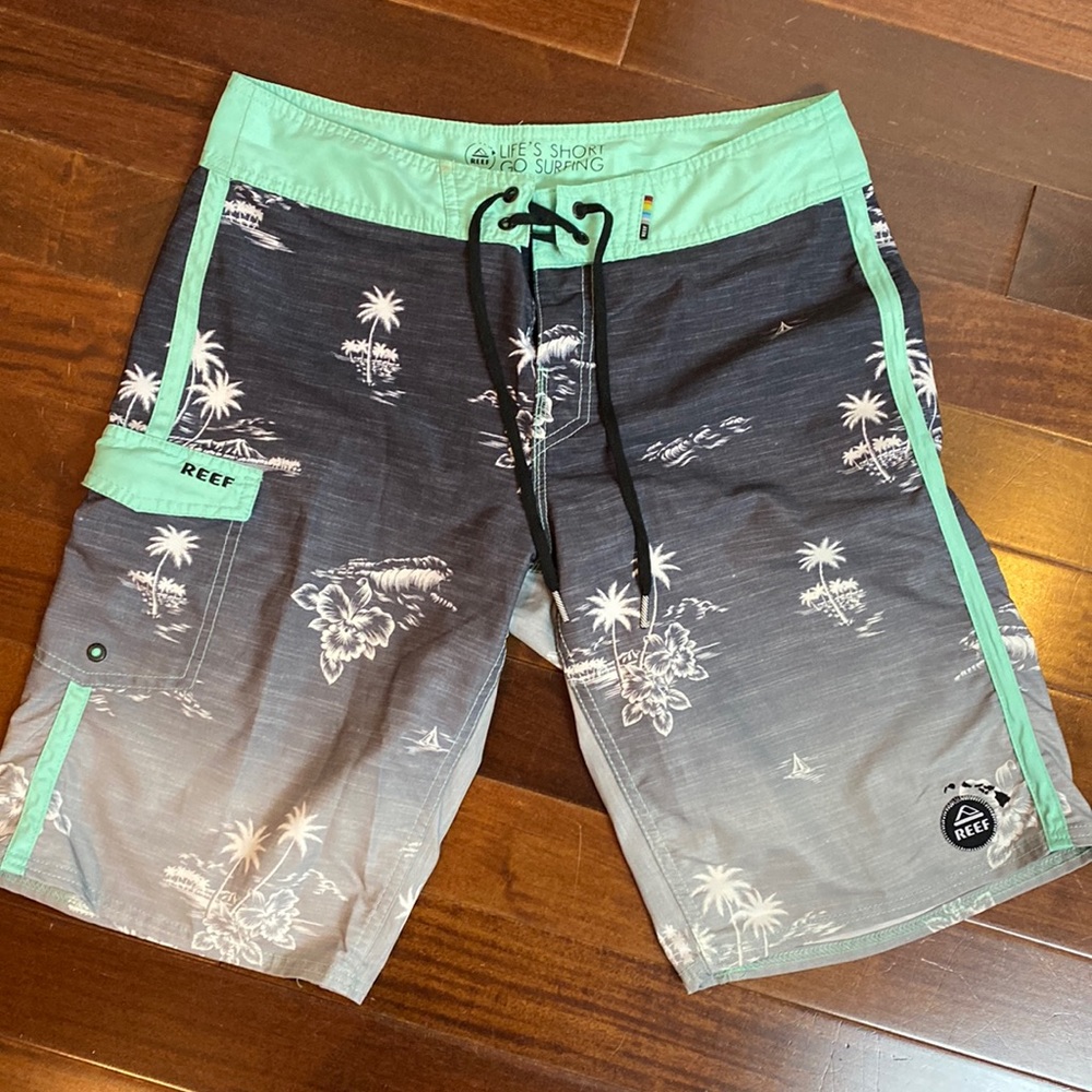 Reef Men’s board shorts 31 waist palm trees mint green and black